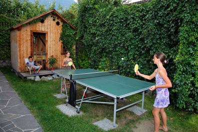 Tavolo da ping-pong e casetta giochi